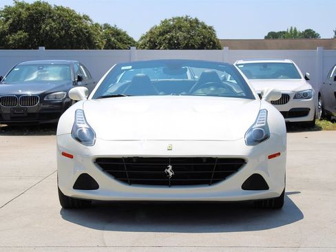 Used 2017 Ferrari California T image 2