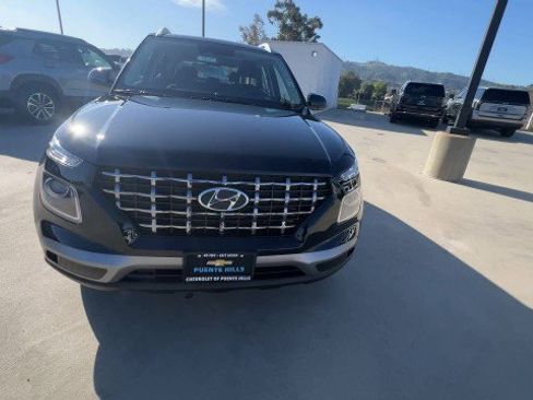 Used 2025 Hyundai Venue SEL image 3