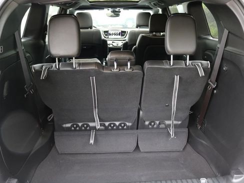 Used 2025 Chrysler Pacifica Limited image 18