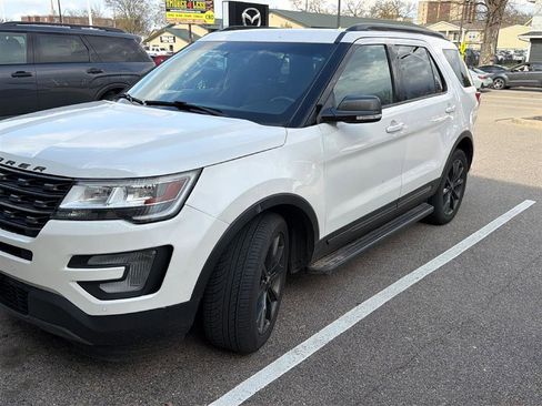 Used 2017 Ford Explorer XLT w/ XLT Appearance Package image 4