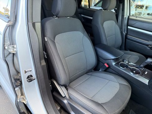 Used 2017 Ford Explorer XLT image 8