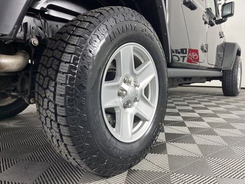 Used 2021 Jeep Gladiator Sport image 19