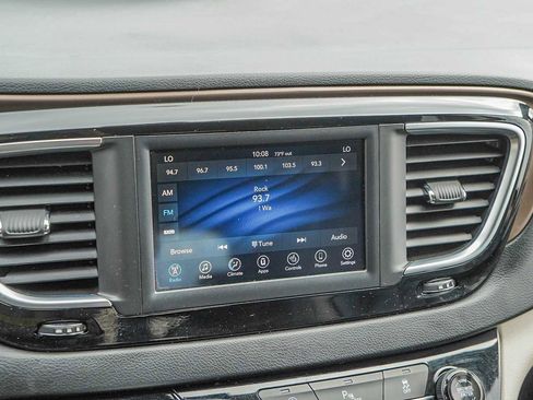 Used 2019 Chrysler Pacifica Touring-L image 17