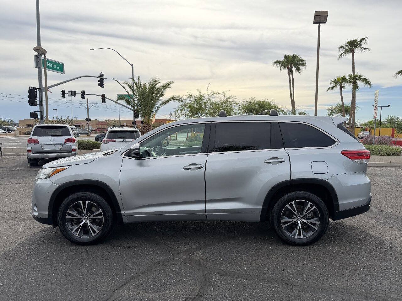 Used 2017 Toyota Highlander LE w/ Carpet Mat Package FWD image 3