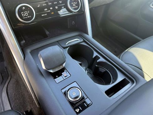 Used 2024 Land Rover Discovery Metropolitan Edition AWD/4WD image 22