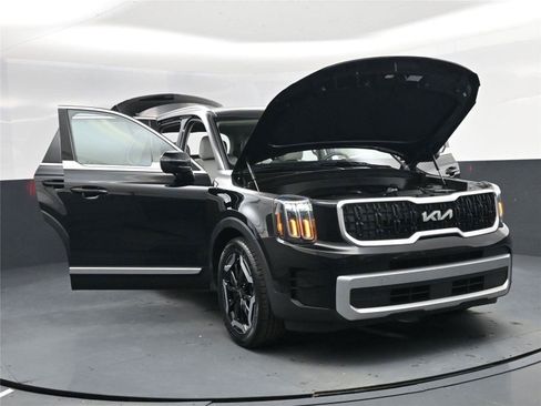 Used 2024 Kia Telluride EX image 16