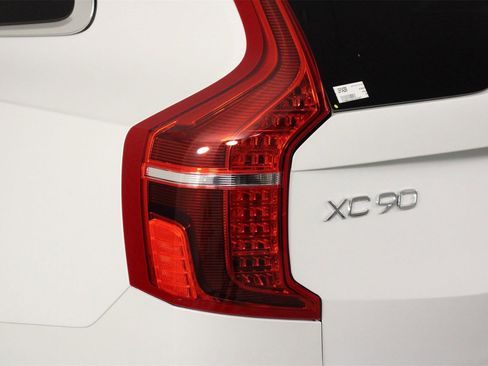 Certified 2024 Volvo XC90 T8 Plus w/ Protection Package Premier image 18