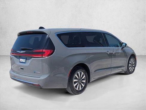 Used 2023 Chrysler Pacifica Touring-L FWD image 5