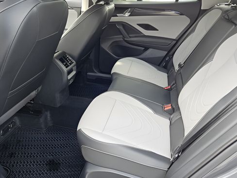 Certified 2025 Volkswagen Tiguan SE AWD/4WD image 9