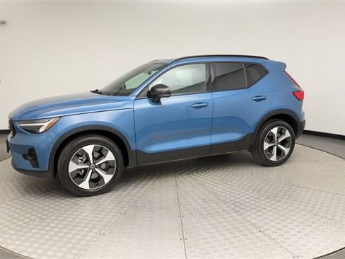 Certified 2025 Volvo XC40 B5 Plus image 6