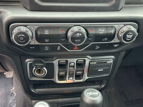 Used 2019 Jeep Wrangler Unlimited Sahara image 29