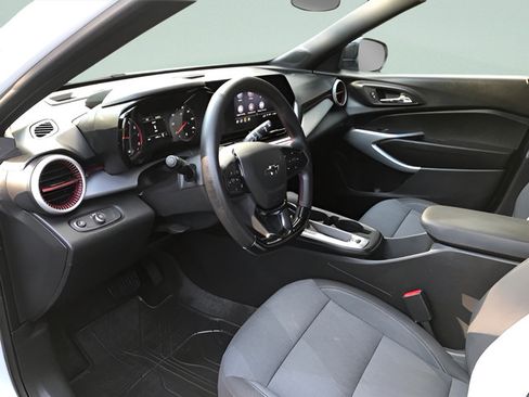 Used 2025 Chevrolet Trax RS FWD image 11