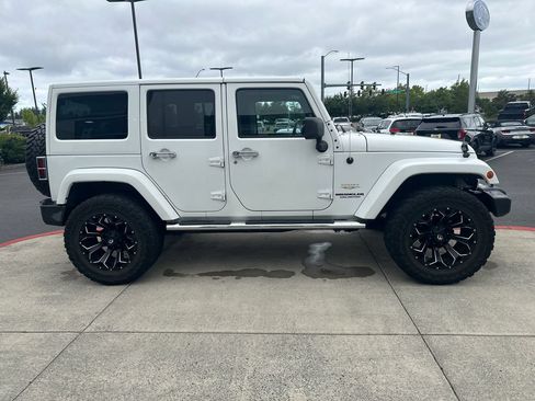 Used 2014 Jeep Wrangler Unlimited Sahara w/ Connectivity Group AWD/4WD image 5