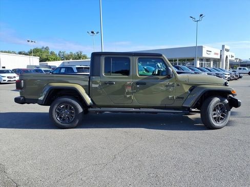 New 2025 Jeep Gladiator Sport image 3