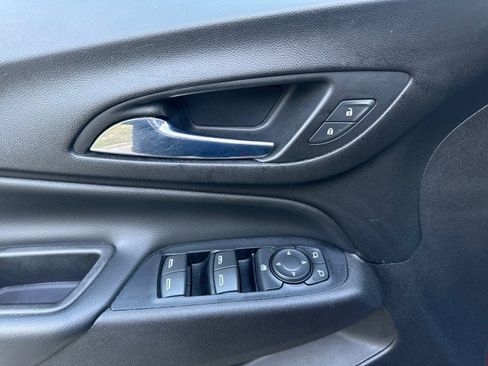 Used 2018 Chevrolet Equinox LT image 18