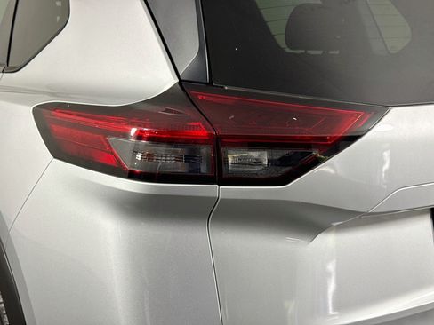 Used 2022 Nissan Rogue SV FWD image 36