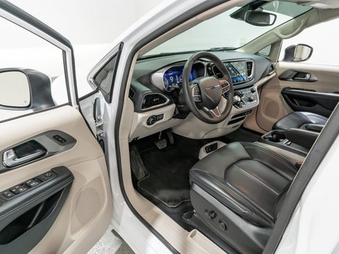 Used 2023 Chrysler Pacifica Touring-L FWD image 12