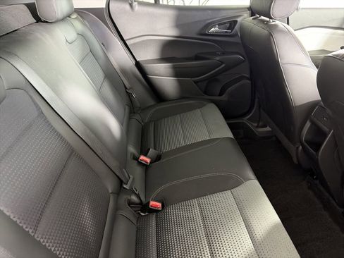 Used 2025 Chevrolet Trax LT w/ LT Convenience Package FWD image 24