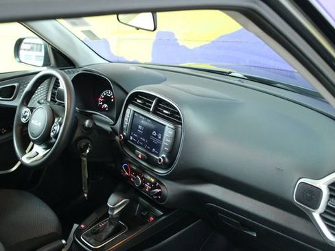 Used 2022 Kia Soul LX image 11