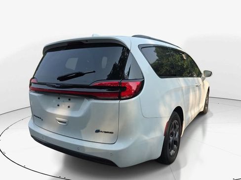 Used 2021 Chrysler Pacifica Limited w/ Uconnect Theater Family Group FWD image 6