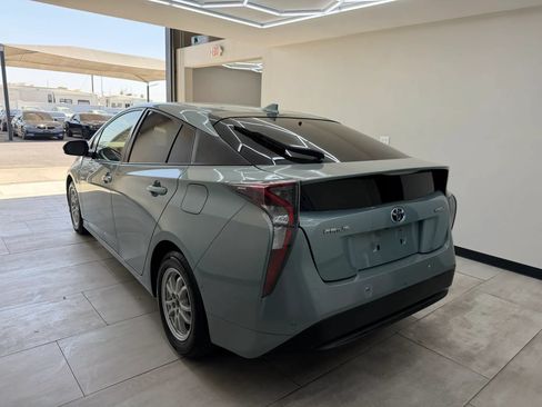 Used 2017 Toyota Prius Two w/ Prius Two Safety Plus Package FWD image 4