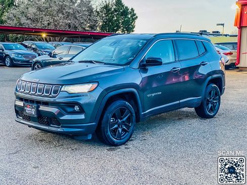 Used 2022 Jeep Compass Latitude image 4