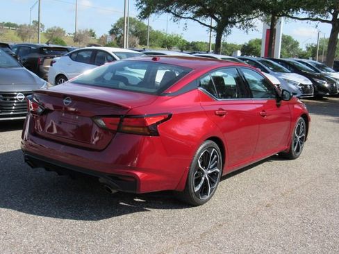Used 2024 Nissan Altima 2.5 SR w/ SR Premium Package FWD image 3
