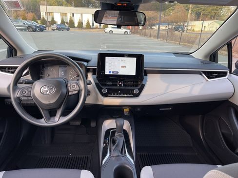 Used 2025 Toyota Corolla LE image 12