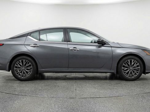 Used 2025 Nissan Altima 2.5 SV FWD image 11