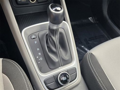 Certified 2022 Hyundai Venue SEL image 19