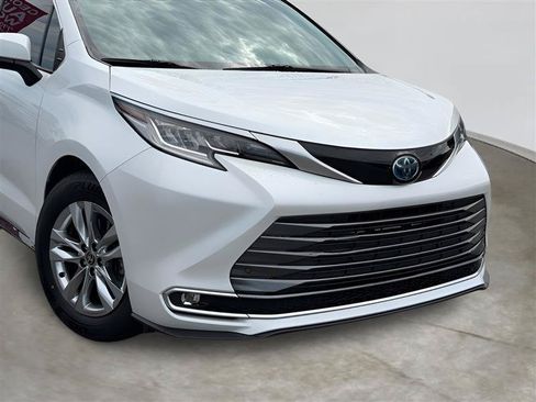 Used 2022 Toyota Sienna Limited FWD image 10