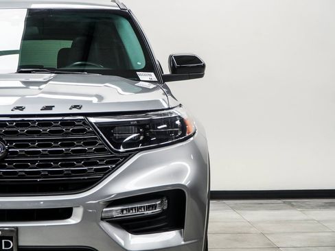 Used 2022 Ford Explorer XLT w/ Equipment Group 202A image 4