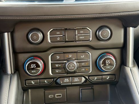 Used 2024 Chevrolet Suburban Z71 w/ Luxury Package image 38