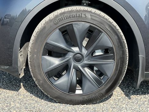 Used 2024 Tesla Model Y Long Range image 36