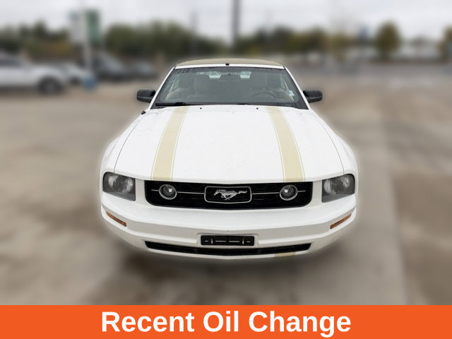 Used 2006 Ford Mustang Convertible RWD image 2