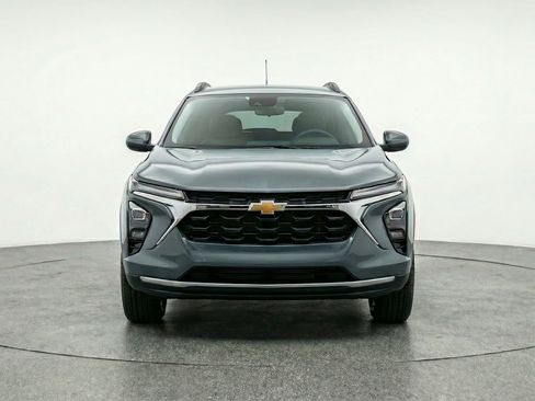 Used 2025 Chevrolet Trax LT image 2