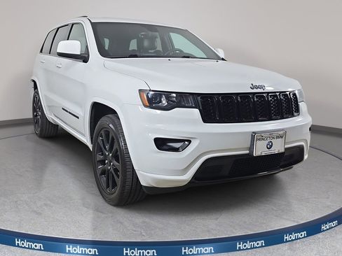 Used 2017 Jeep Grand Cherokee Altitude AWD/4WD image 4