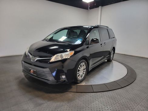 Used 2020 Toyota Sienna XLE FWD image 1