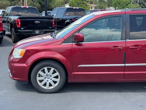 Used 2014 Chrysler Town & Country Touring FWD image 4