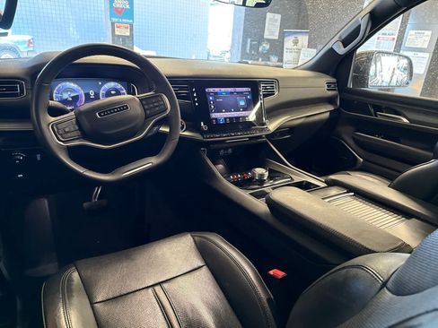 Used 2024 Jeep Wagoneer L Series II w/ Flexible Seating Group RWD image 18