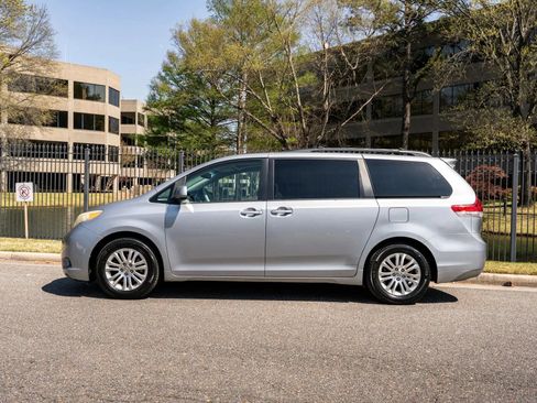 Used 2011 Toyota Sienna XLE w/ Entertainment Pkg FWD image 9
