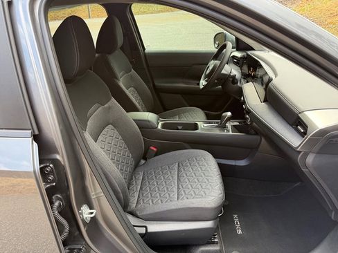 Used 2025 Nissan Kicks SV w/ Charging Package image 17