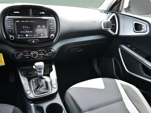 Used 2025 Kia Soul LX w/ LX Technology Package FWD image 11