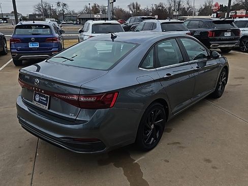 Used 2025 Volkswagen Jetta SE image 5