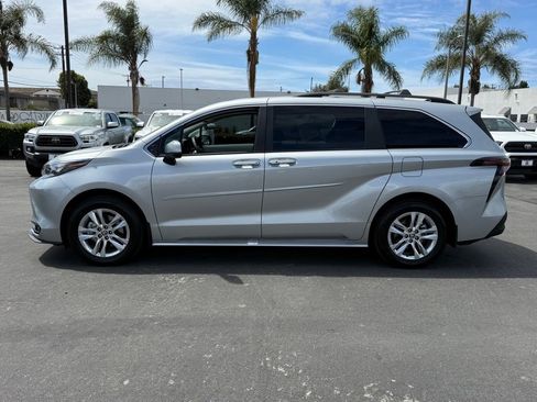 Used 2025 Toyota Sienna XLE w/ XLE Plus Package FWD image 7