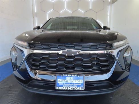 Used 2024 Chevrolet Trax RS FWD image 2