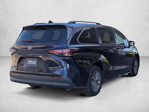 Used 2022 Toyota Sienna XLE w/ XLE Plus Package AWD/4WD image 5