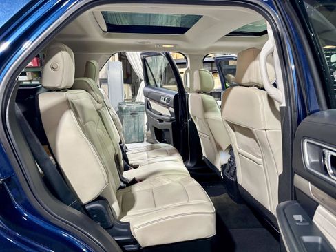 Used 2017 Ford Explorer Platinum image 9