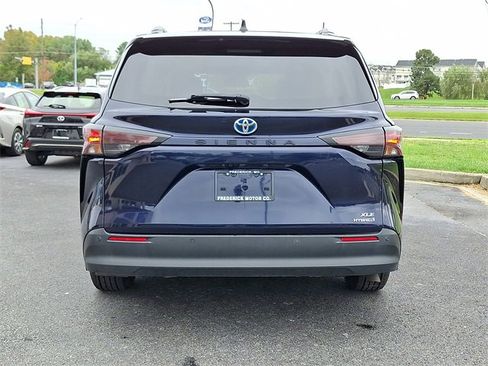 Used 2024 Toyota Sienna XLE image 5