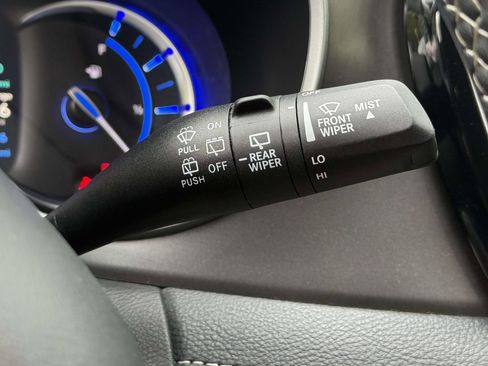 Used 2024 Chrysler Pacifica Select image 28